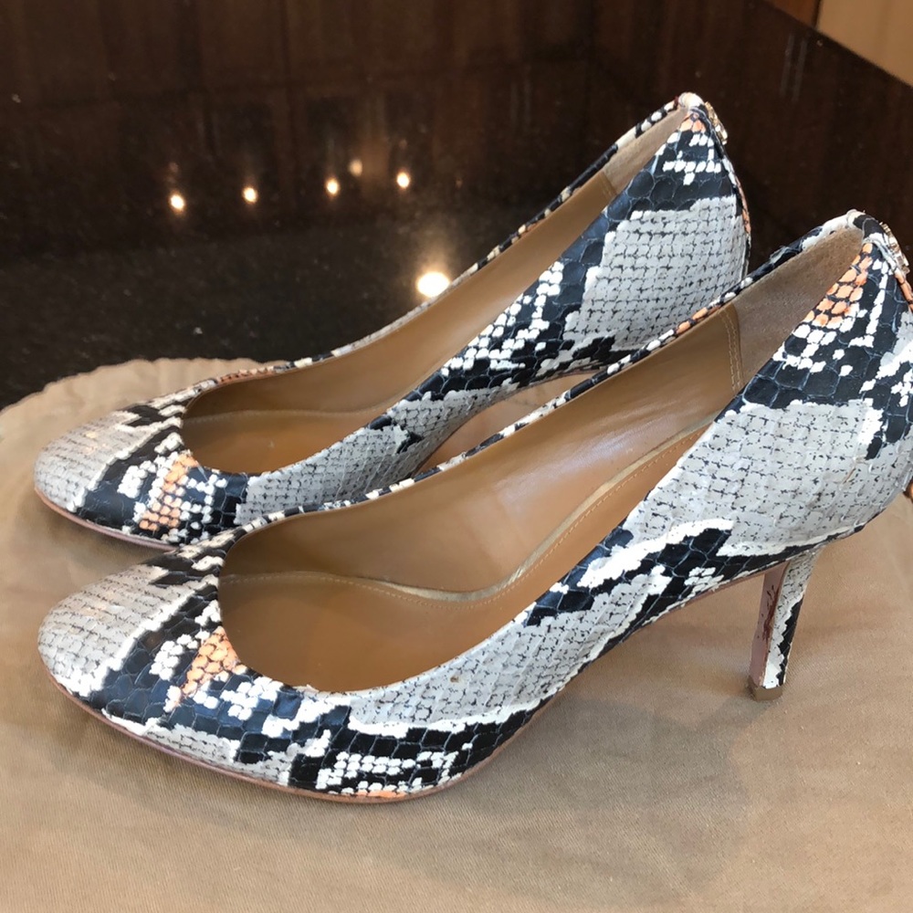 Leather snakeskin print shoes